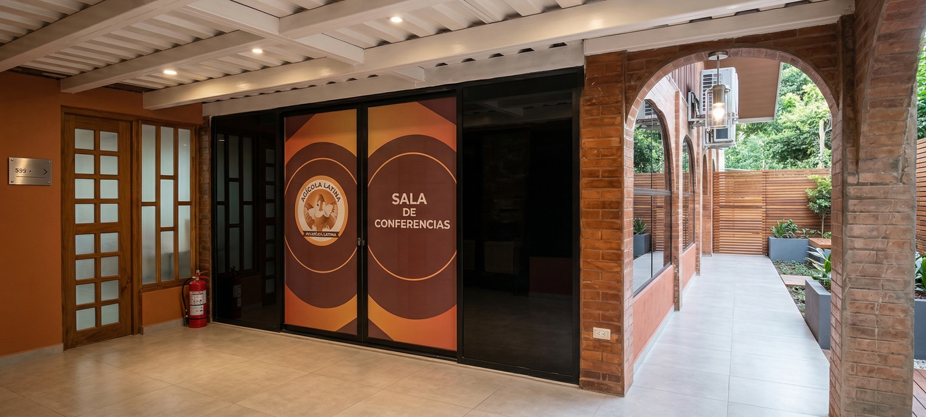 Ventana con película polarizada oscura filtrando la intensidad del sol